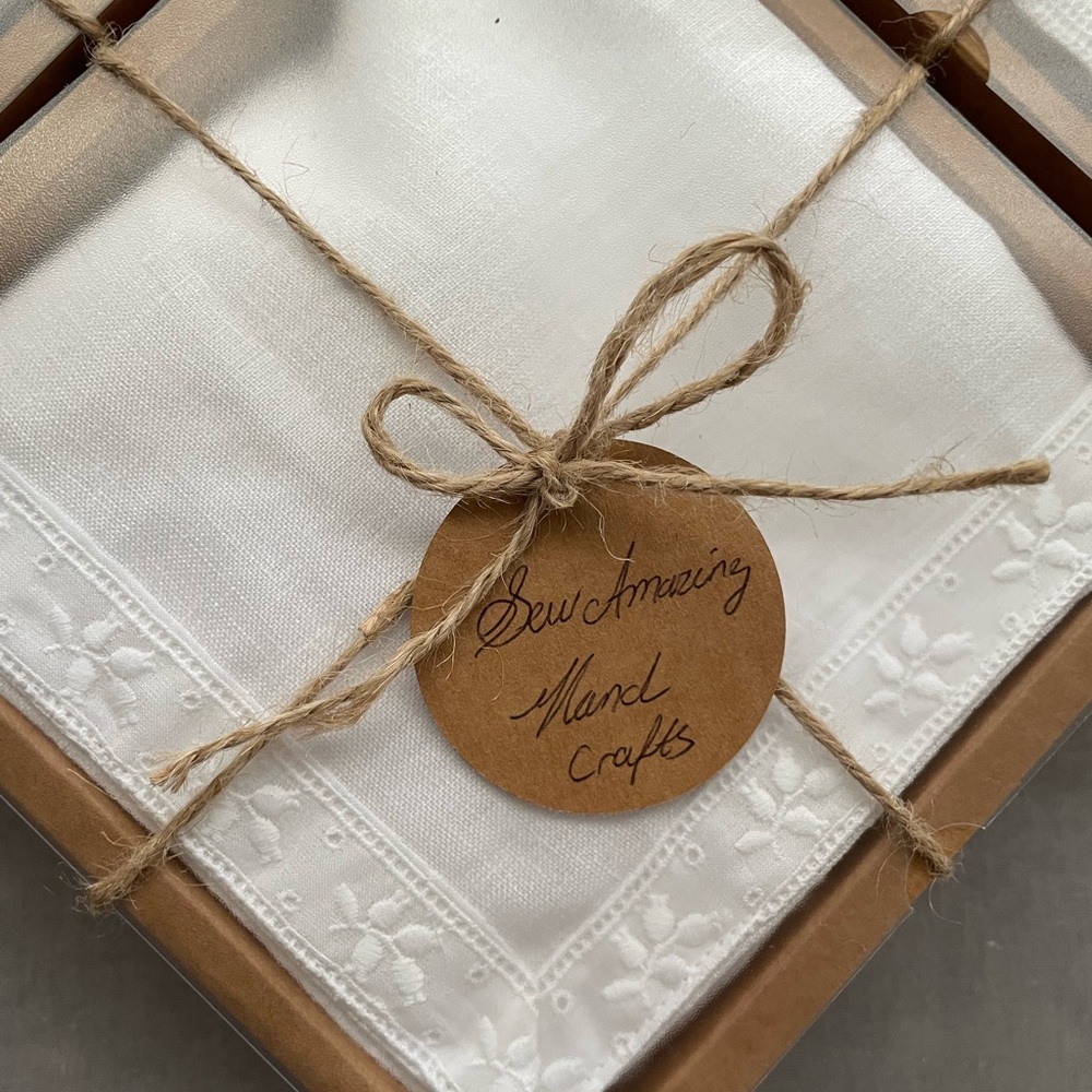 Elegant White Linen baby blanket with antique lace - Picture 4 of 6